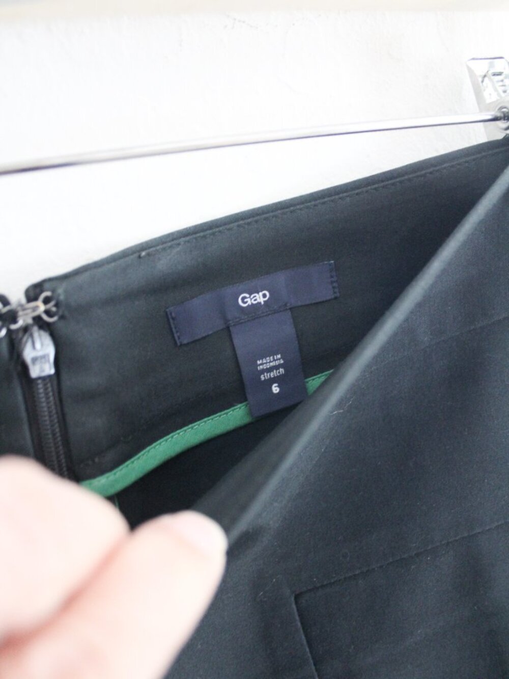 Gap Mini Skirt with Hidden Pockets Size 6 in True Black - Picture 2 of 5